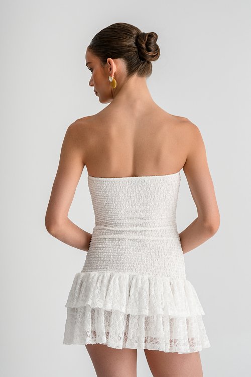 Μίνι strapless φόρεμα δαντέλα με σφηκοφωλιά και βολάν