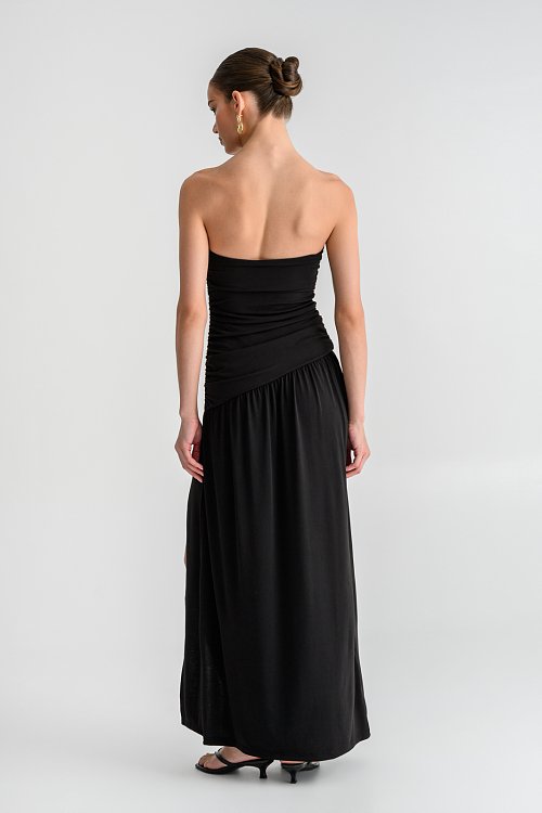 Maxi strapless φόρεμα με σούρες και σκίσιμο