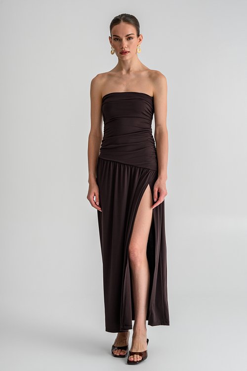 Maxi strapless φόρεμα με σούρες και σκίσιμο (BROWN) - pinkwoman - 