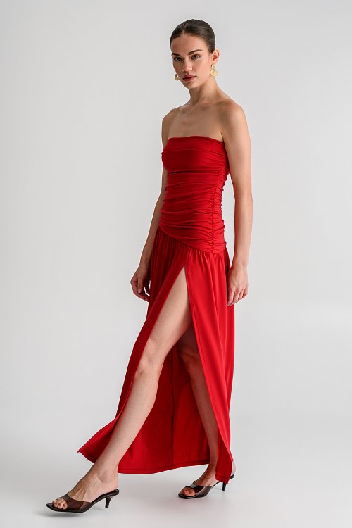 Maxi strapless φόρεμα με σούρες και σκίσιμο (RED)