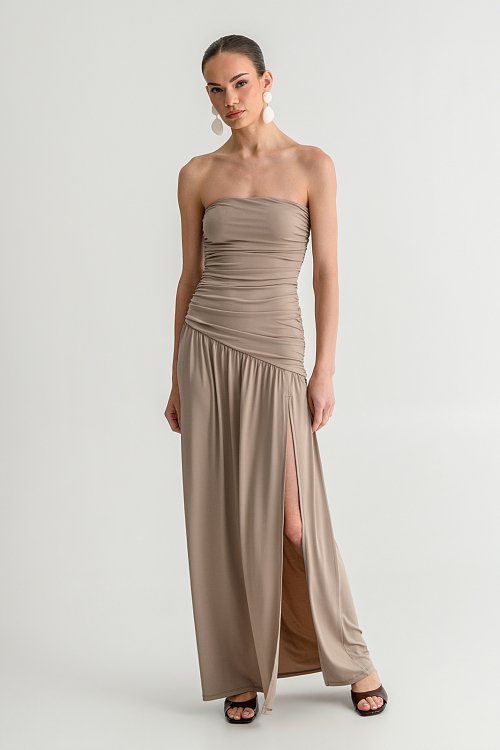 Maxi strapless φόρεμα με σούρες και σκίσιμο (TAN) - pinkwoman - 