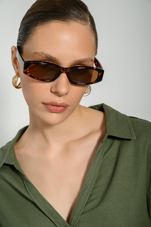 Oval tortoiseshell sunglasses