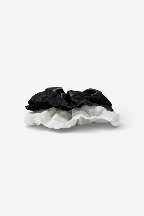 Σετ 2 scrunchies λαστιχάκια μαλλιών με διάτρητες λεπτομέρειες