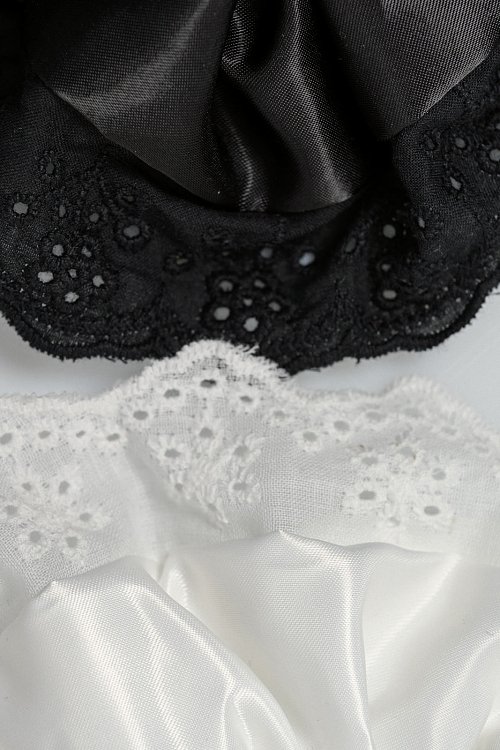 Σετ 2 scrunchies λαστιχάκια μαλλιών με διάτρητες λεπτομέρειες