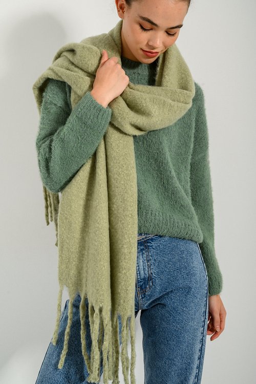 Scarf with fringes
