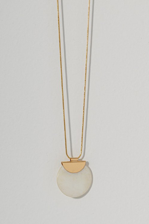 Necklace with round detail
