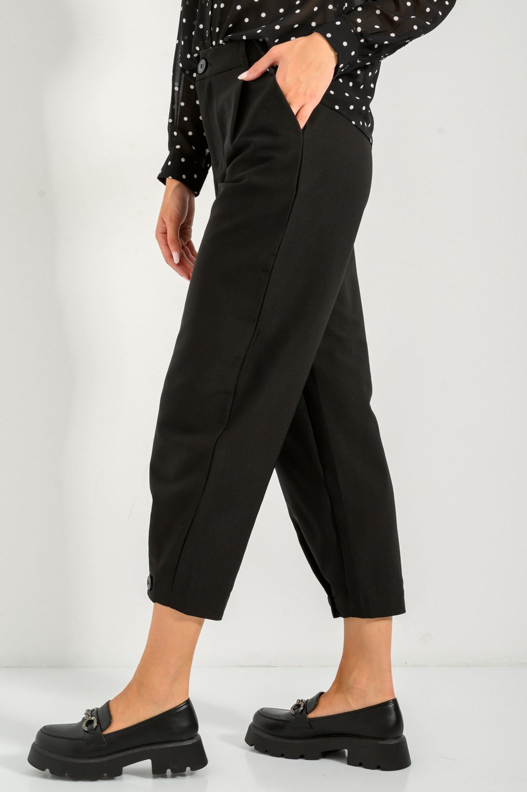Peg trousers with button ending
