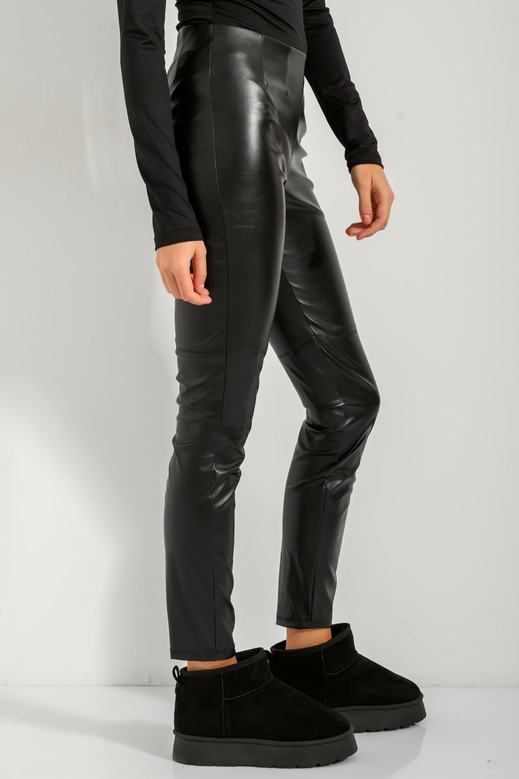 Leggings with leather effect