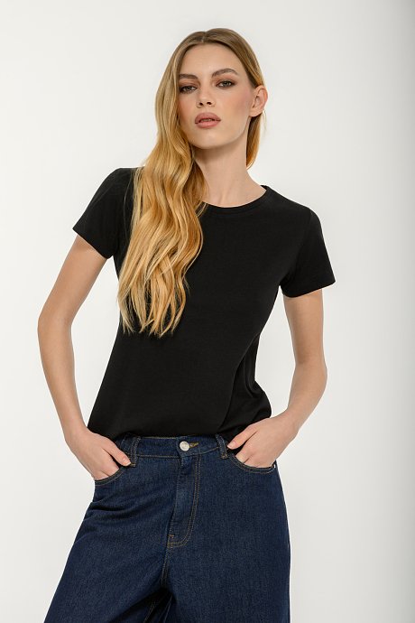 Basic t-shirt με στρογγυλή λαιμόκοψη