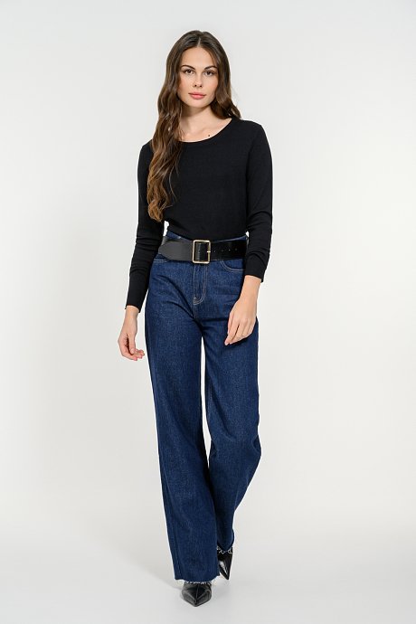 Basic knitted top with round neckline