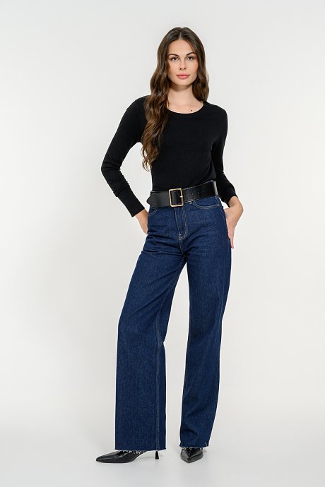 Basic knitted top with round neckline