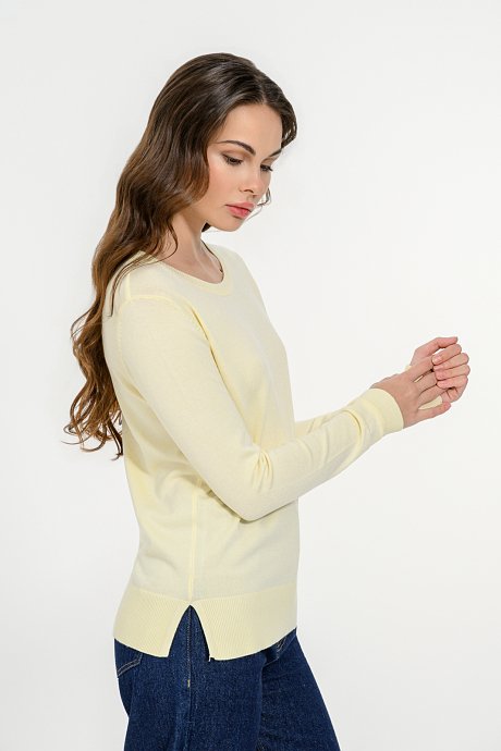 Basic knitted top with round neckline