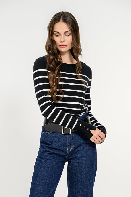 Basic knit with stripes and buttons detail