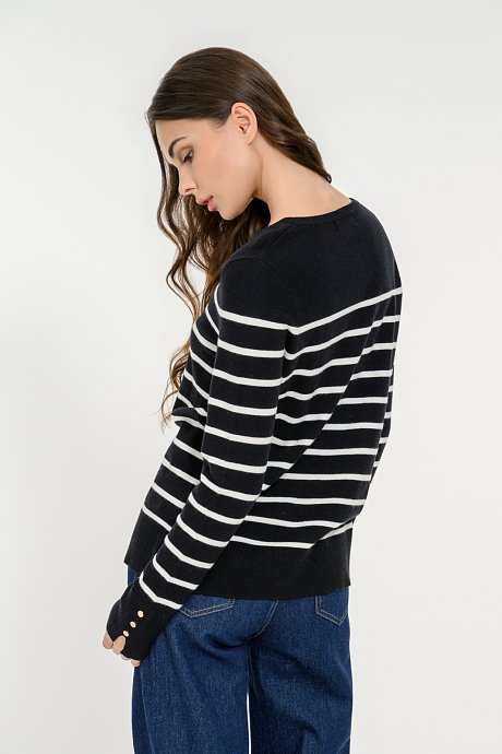 Basic knit with stripes and buttons detail