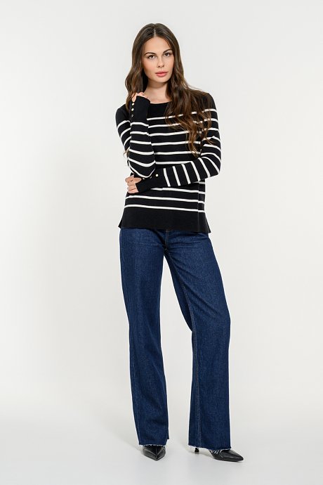 Basic knit with stripes and buttons detail
