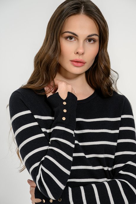 Basic knit with stripes and buttons detail