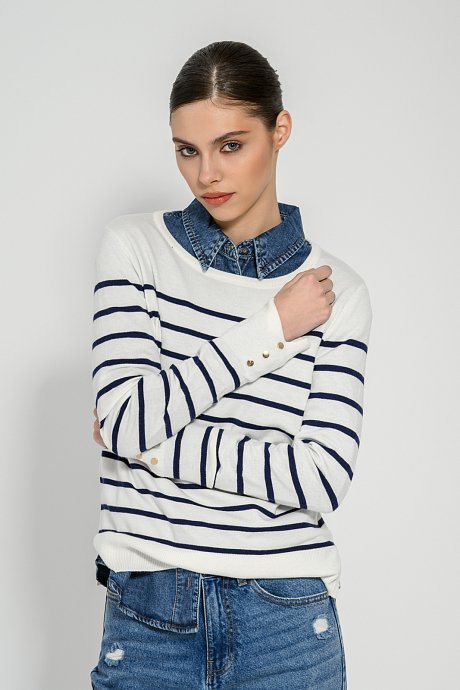 Basic knit with stripes and buttons detail