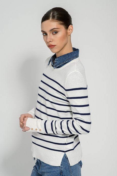Basic knit with stripes and buttons detail