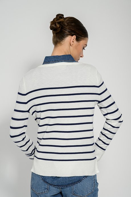 Basic knit with stripes and buttons detail