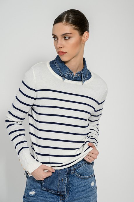 Basic knit with stripes and buttons detail