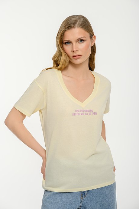 T-shirt με τύπωμα και V λαιμόκοψη