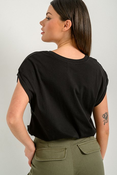 T-shirt with embroidered print