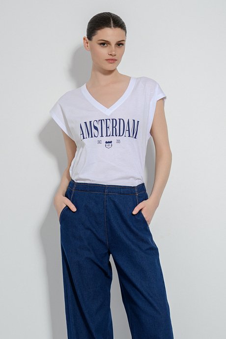 T-shirt με τύπωμα και V λαιμόκοψη