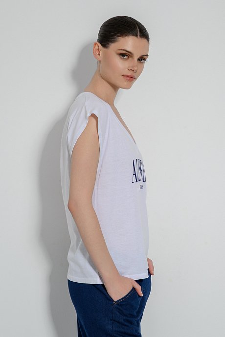 T-shirt με τύπωμα και V λαιμόκοψη