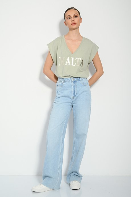 T-shirt με τύπωμα και V λαιμόκοψη