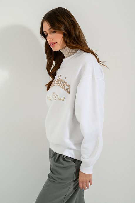Sweatshirt with embroidered pattern
