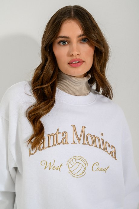 Sweatshirt with embroidered pattern