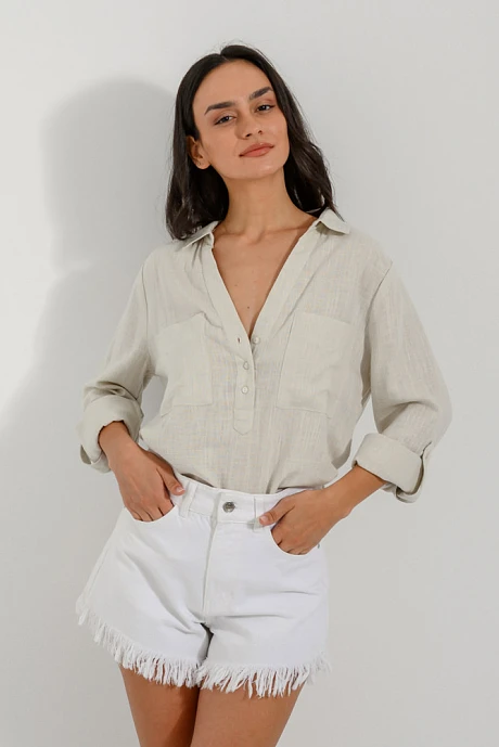 Linen blouse with lapel collar and buttons