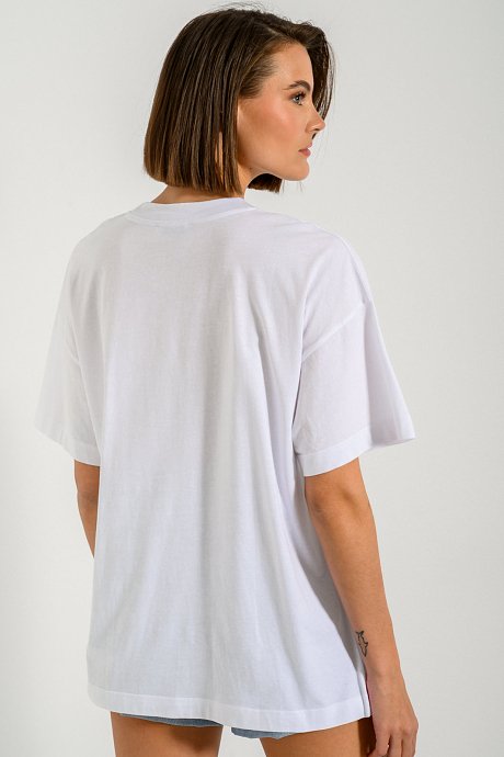 Oversized t-shirt with embroidered pattern