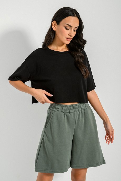 Cropped top with round neckline