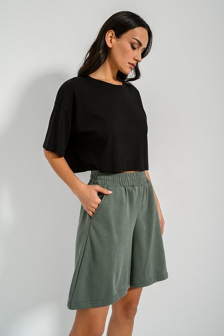 Cropped top with round neckline