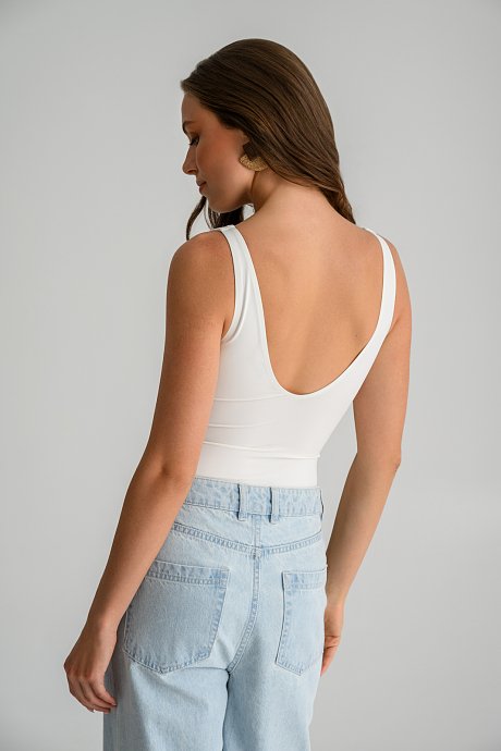 Lycra sleeveless bodysuit with V neckline