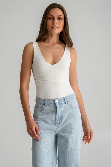Lycra sleeveless bodysuit with V neckline