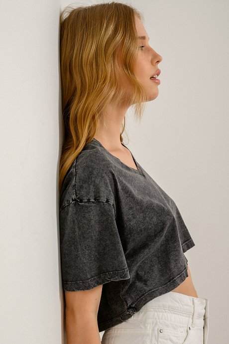 Cropped top with V neckline