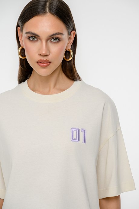 Oversized t-shirt με τύπωμα στην πλάτη