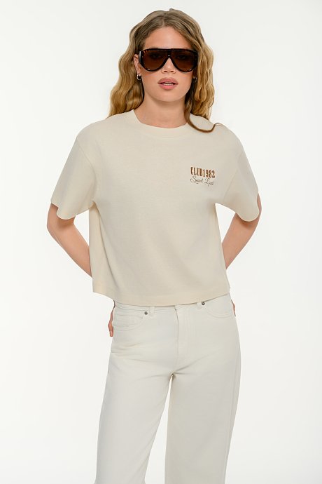 Κροπ t-shirt με τύπωμα στην πλάτη