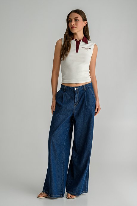 Sleeveless polo top with front print
