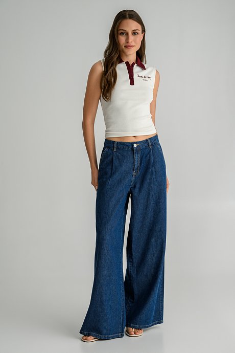 Sleeveless polo top with front print