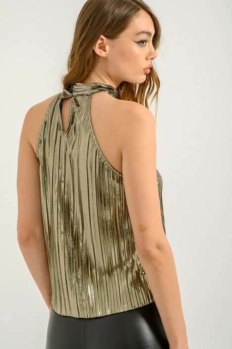 Pleated top with shinny effect