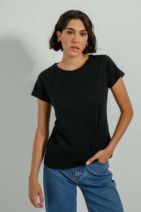 Basic t-shirt with round neckline