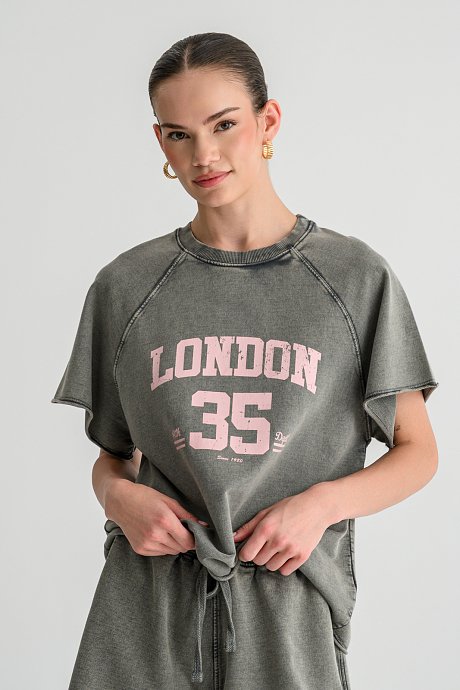 T-shirt με ξεβαμμένη όψη και print