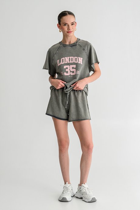 T-shirt με ξεβαμμένη όψη και print