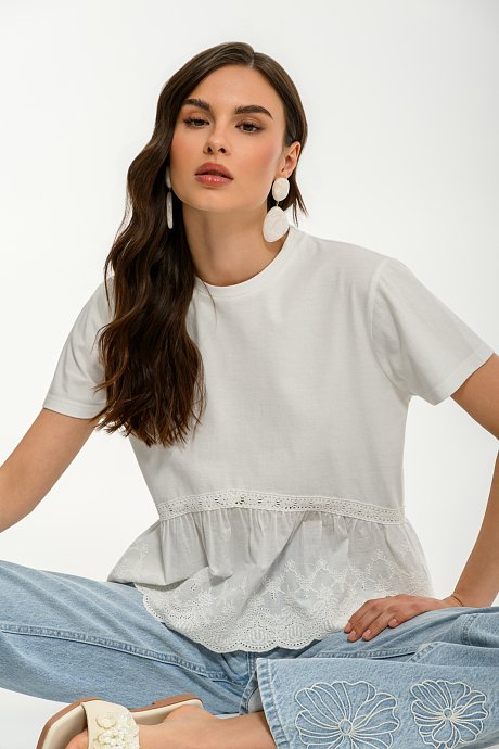 Broderie t-shirt with embroidered hem