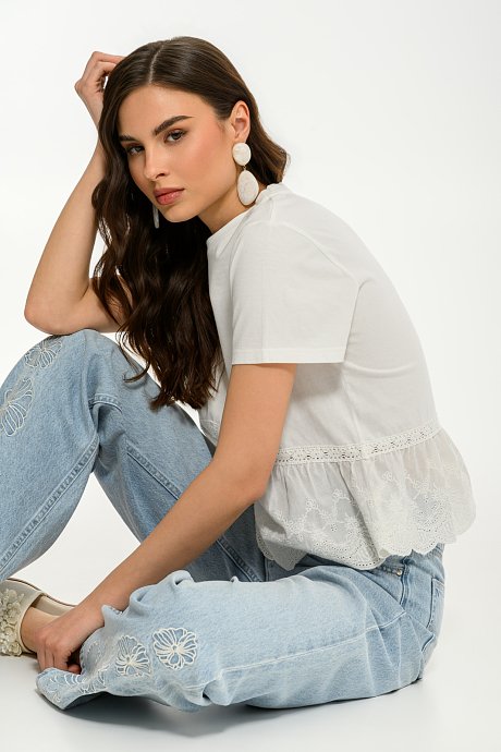 Broderie t-shirt with embroidered hem
