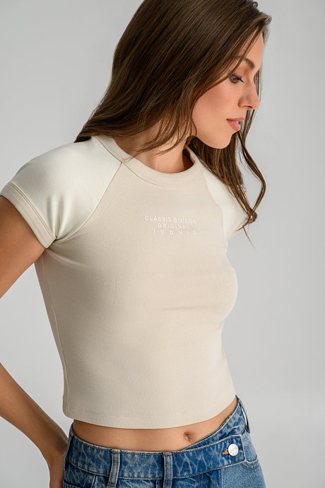 Εφαρμοστό κροπ t-shirt με print