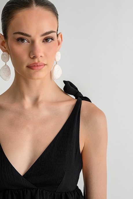Rustic top with wide tie-straps